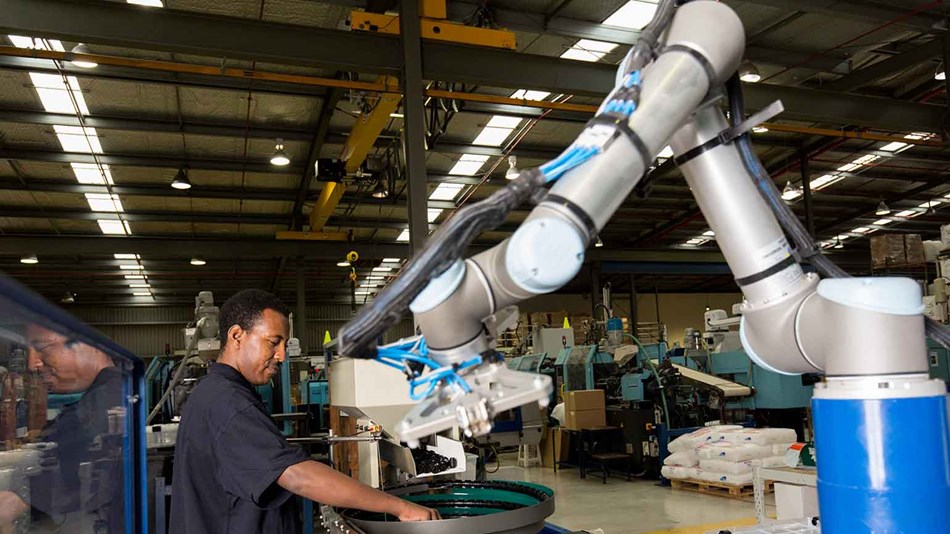 Cobot linh hoạt đang thực hiện nhiệm vụ lắp ráp chính xác bên cạnh một công nhân.