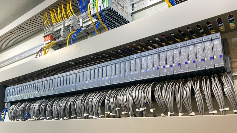Tối ưu lập trình PLC: Cách chọn ngôn ngữ phù hợp cho dây chuyền sản xuất 4 bo dieu khien logic lap trinh plc voi modun bo xu ly