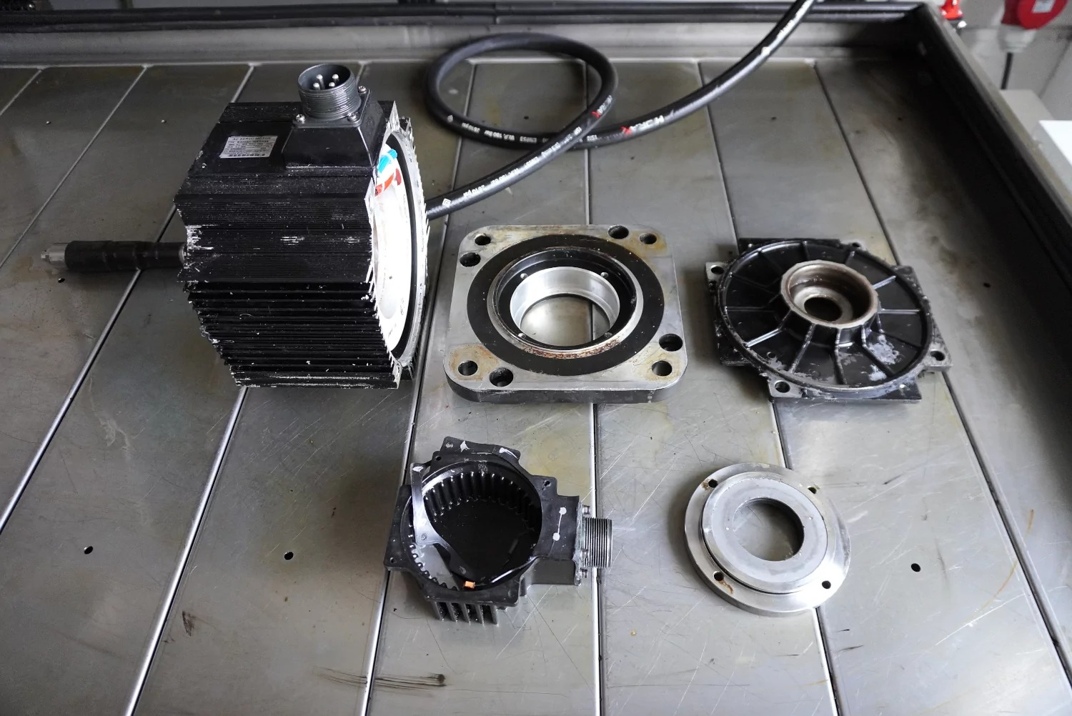 Các nguyên nhân phổ biến gây ra lỗi động cơ servo 7 Các chi tiết của động cơ được tháo dở để kiểm tra các linh kiện nhỏ bên trong
