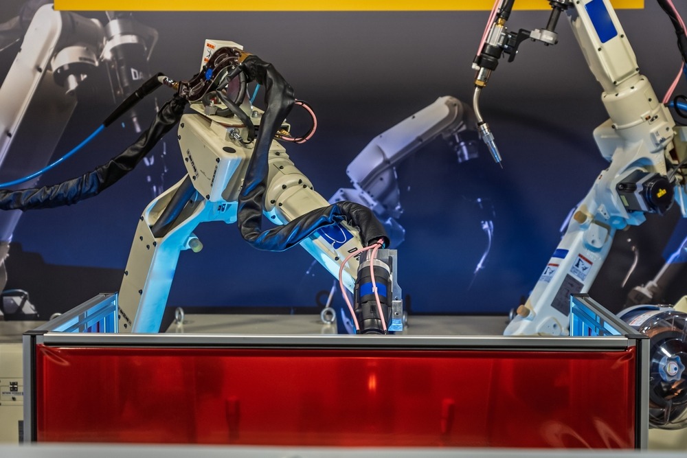 Giải pháp robot công nghiệp: Tối ưu hóa sản xuất cho doanh nghiệp 8 Cánh tay robot thực hiện thao tác hàn chi tiết trên dây chuyền sản xuất trong môi trường công nghiệp
