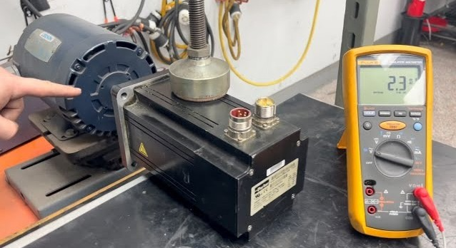 Các nguyên nhân phổ biến gây ra lỗi động cơ servo 5 Dùng máy đo để kiểm tra nhiệt độ của động cơ servo motor