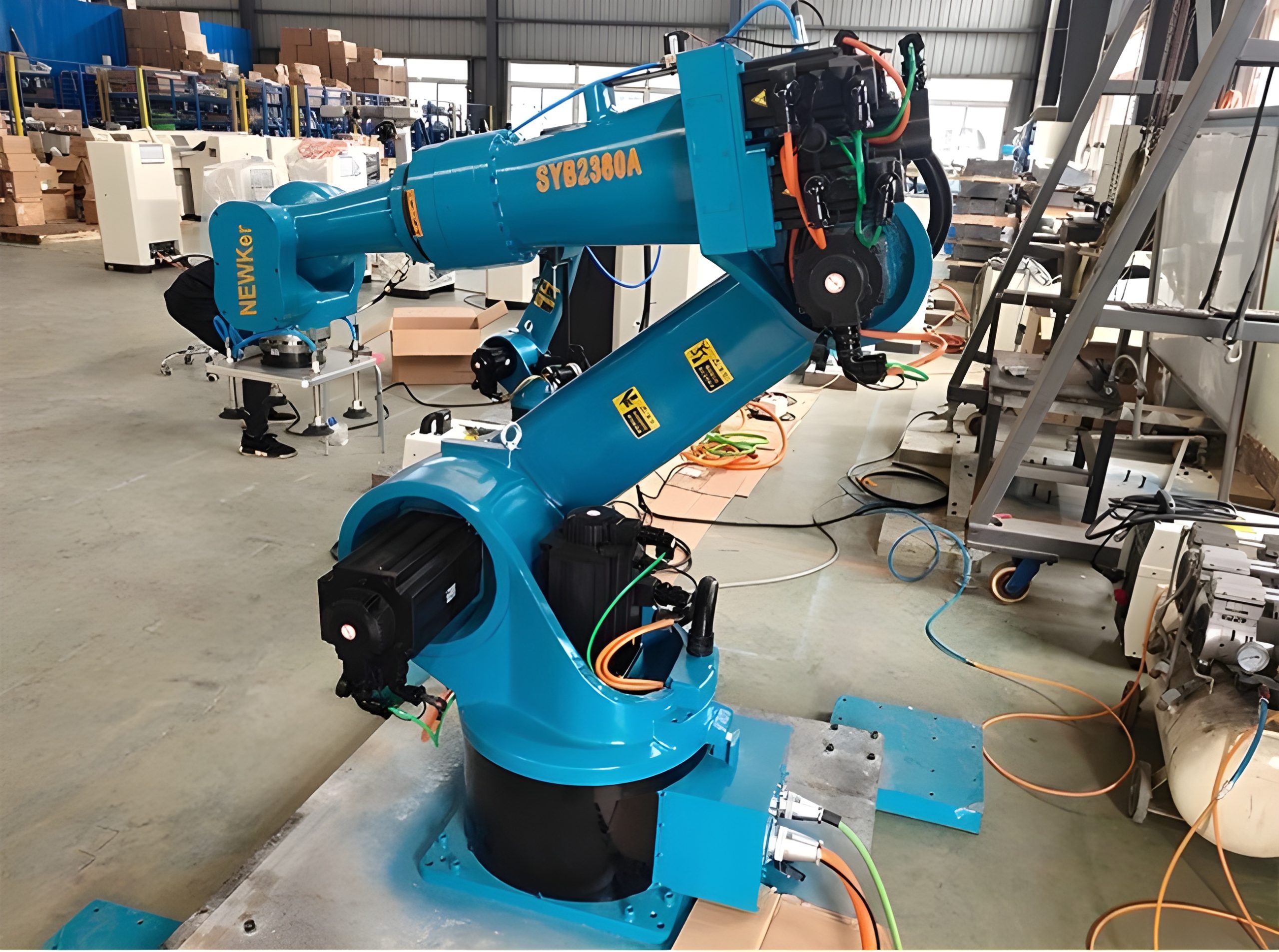 Chọn motor robot phù hợp cho robot công nghiệp 5 Cánh tay robot đang trong quá trình lắp đặt motor robot tại xưởng