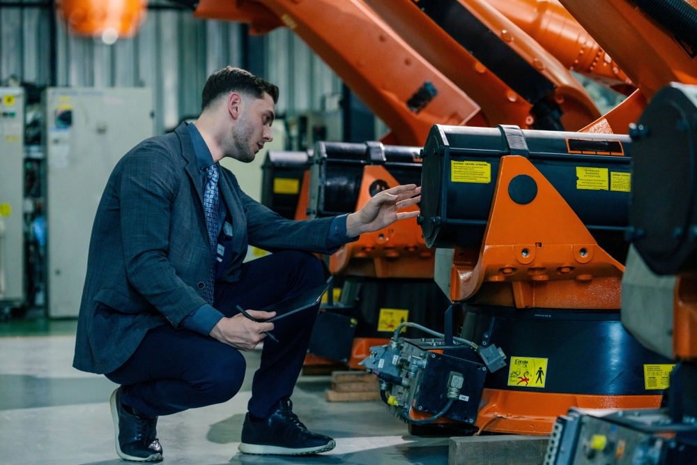 Tân trang Robot công nghiệp: Quy trình chuẩn & Giải pháp tiết kiệm cho doanh nghiệp 2 ky thuat vien thuc hien kiem tra va tien hanh bao duong canh tay robot cong nghiep
