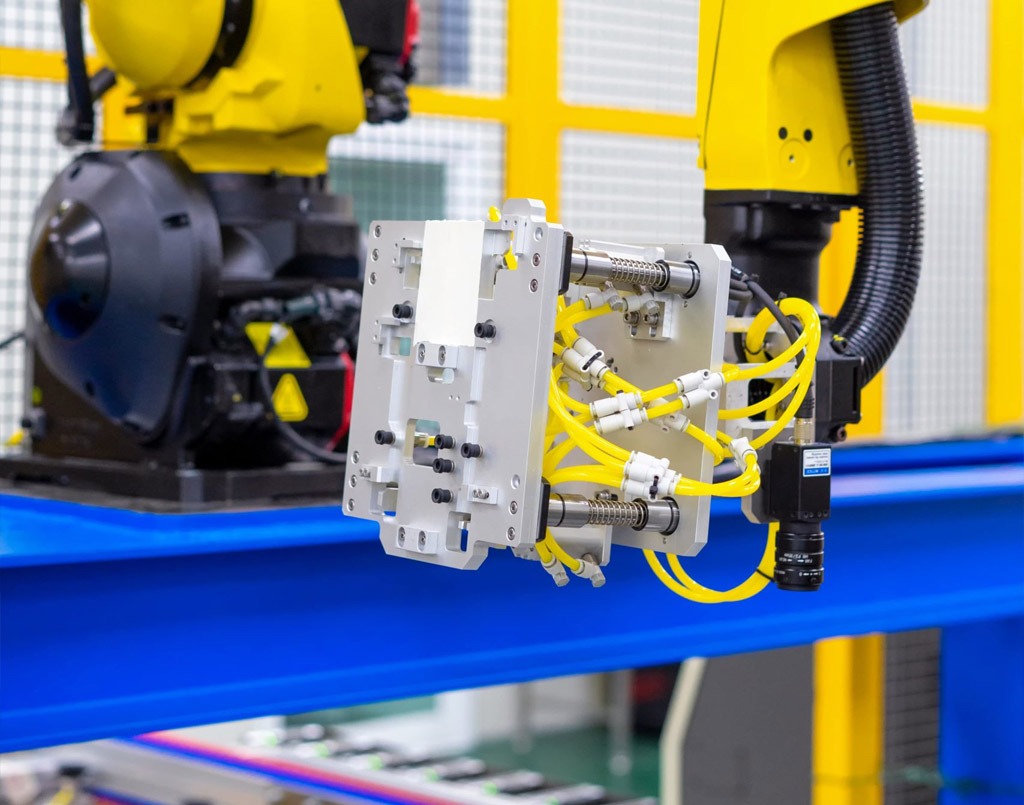 Giải pháp robot công nghiệp: Tối ưu hóa sản xuất cho doanh nghiệp 4 robot cong nghiep van hanh may