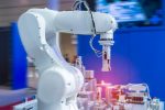 Ứng dụng của động cơ servo trong cánh tay robot công nghiệp