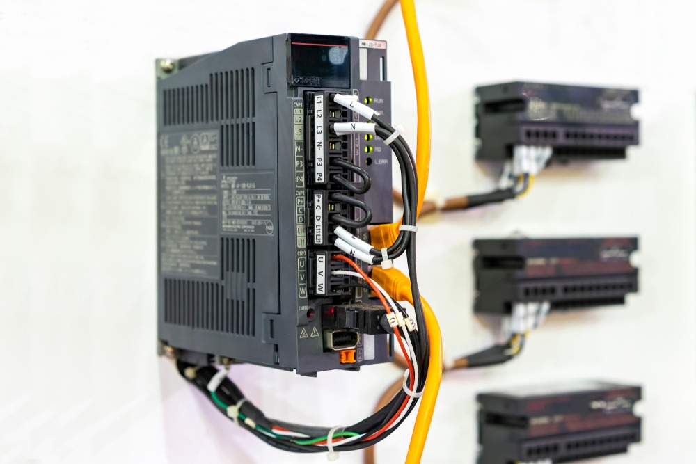 Bộ điều khiển Servo Drive: Hướng dẫn kỹ thuật về khắc phục lỗi 4 Bộ điều khiển servo (servo drive) công nghiệp đang được lắp đặt và kết nối trong tủ điều khiển.