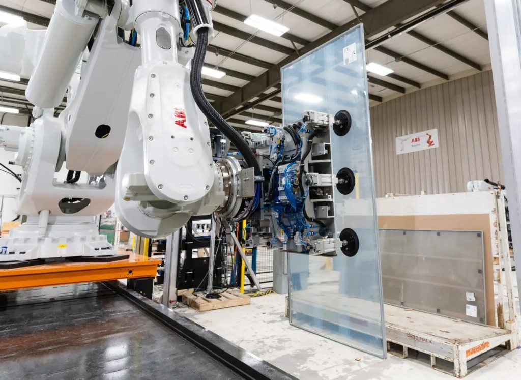 Ứng dụng của cánh tay robot ABB trong ngành gắp kính công nghiệp