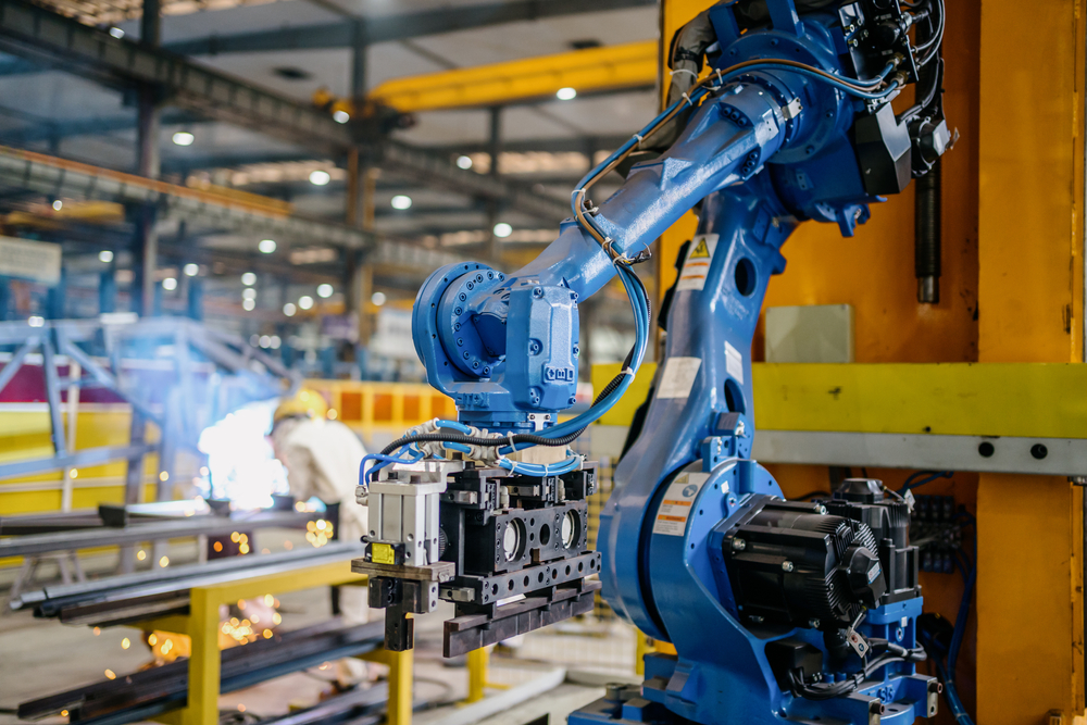 Cánh tay robot công nghiệp đang được vận hành trong nhà máy 