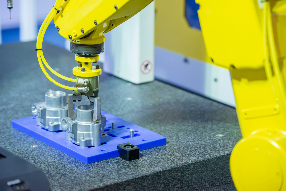 Cấu tạo của cánh tay robot trong chuyền đúc nhôm hiện đại 3 Cấu tạo của cánh tay robot trong chuyền đúc đang thực hiện thao tác gắp chi tiết