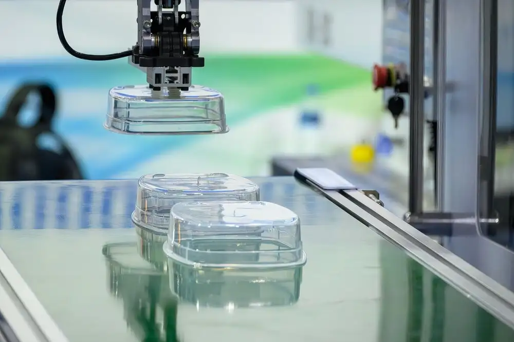 Cánh tay robot sử dụng gripper hút chân không để gắp chi tiết nhựa từ băng tải
