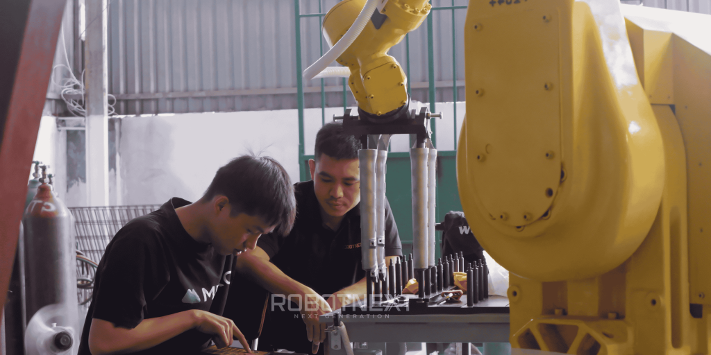 5 thành phần cấu trúc cánh tay robot trong công nghiệp quan trọng 3 Kỹ sư Robotnext đang thực hiện điều khiển robot bằng bảng điều khiển tiêu chuẩn