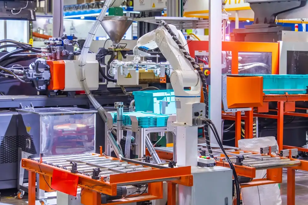 Ứng dụng robot cấp phôi vào máy ép nhựa công nghiệp hiện nay