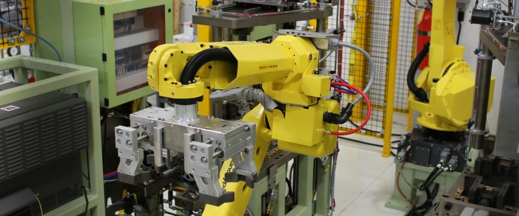 Robot gắp sản phẩm đúc trong chuyền đúc nhôm 5 Robot công nghiệp trong chuyền đúc đang thực hiện thao tác gắp và lấy sản phẩm sau khi đúc từ máy ép khuôn.