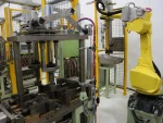 Robot gắp sản phẩm đúc trong chuyền đúc nhôm