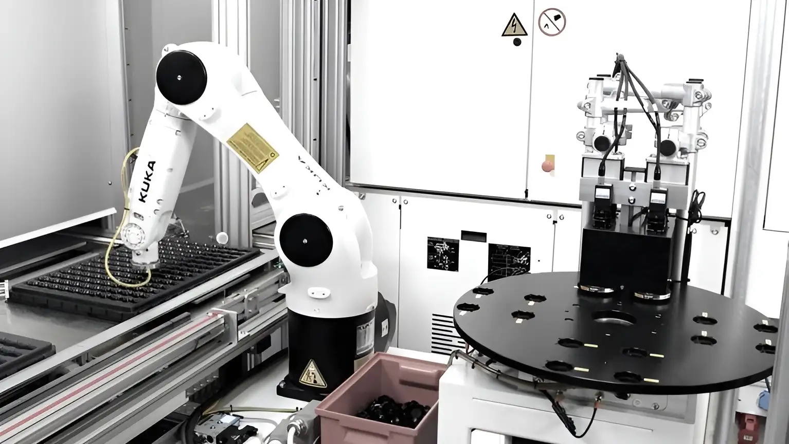 Tích hợp cánh tay robot với máy ép nhựa trong sản xuất