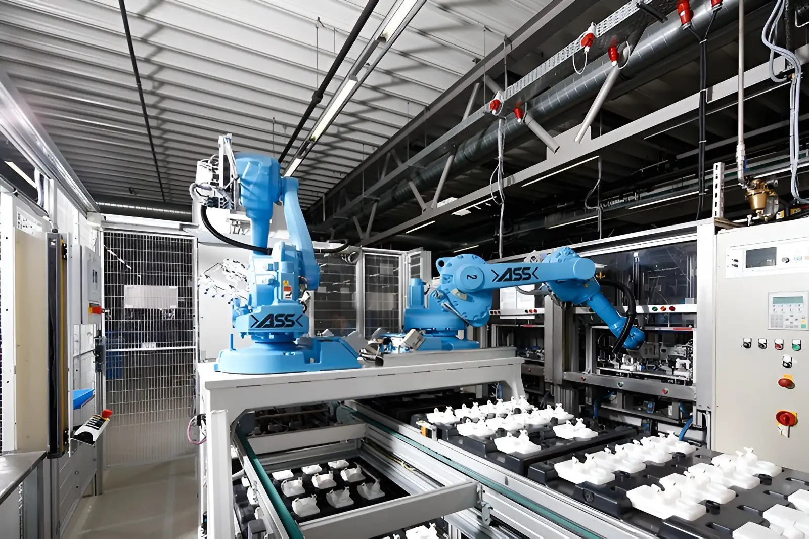 Toàn cảnh cánh tay robot cấp phôi vào máy ép nhựa
