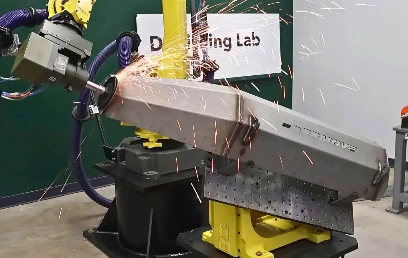 Cánh tay robot công nghiệp 6 trục đang thực hiện công đoạn mài bề mặt với độ chính xác và lực ổn định