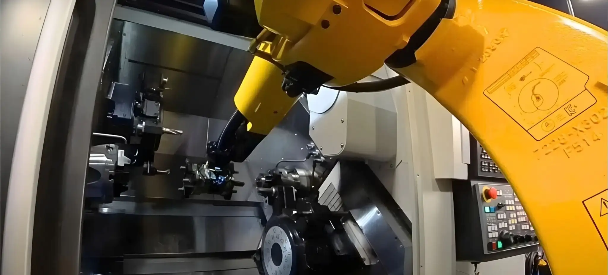 Cánh tay robot công nghiệp cấp phôi cho máy CNC