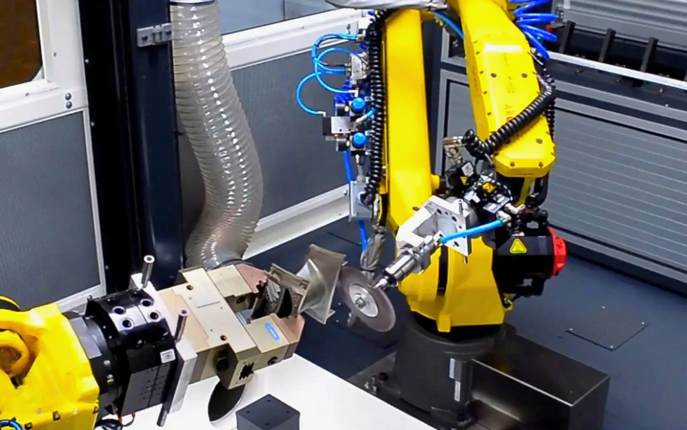 Cánh tay robot công nghiệp đang mài nhẵn chi tiết kim loại