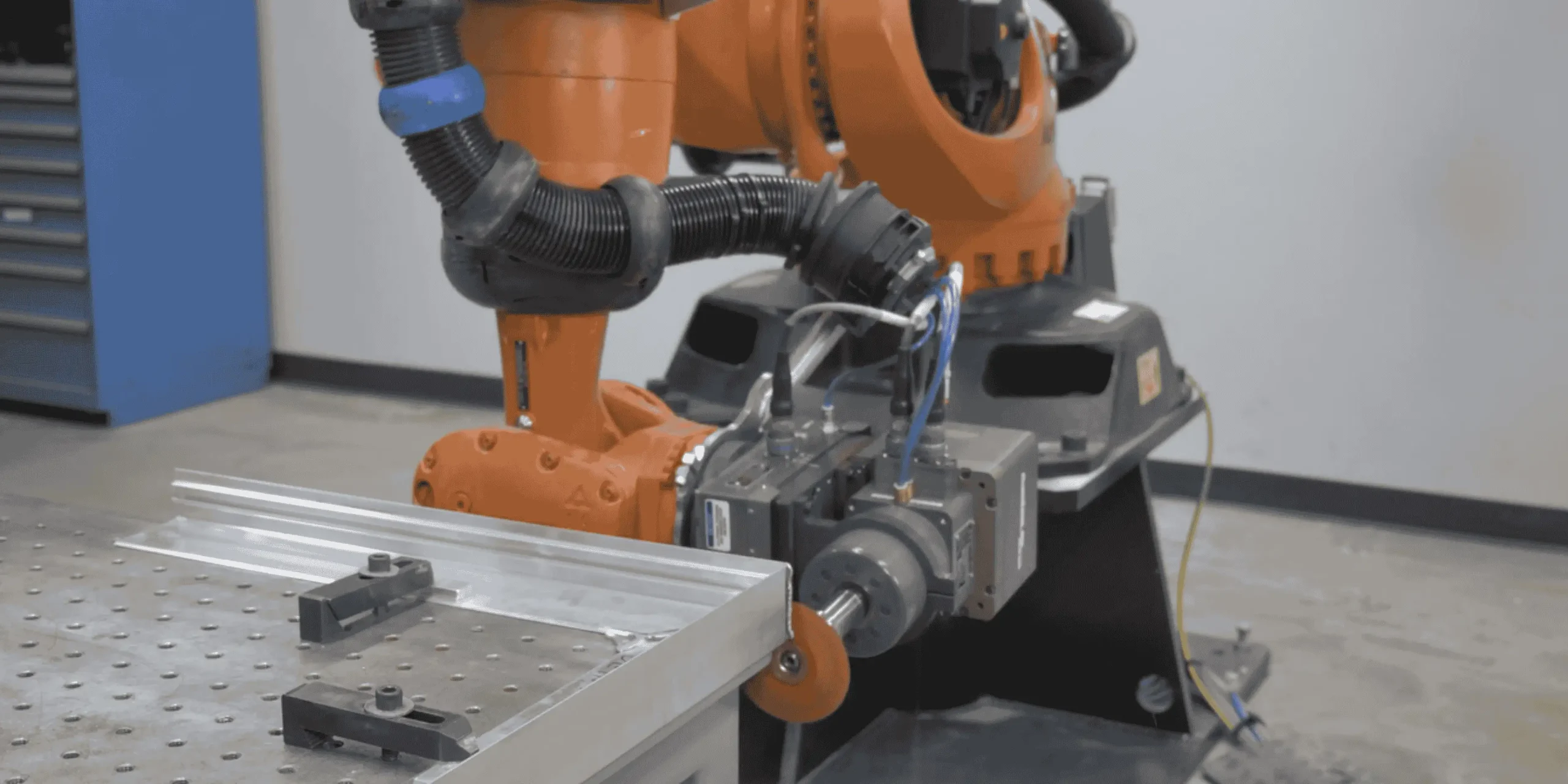 Những thách thức của tự động hóa ngành mài và hoàn thiện sản phẩm 2 Cánh tay robot công nghiệp đang thực hiện mài sản phẩm