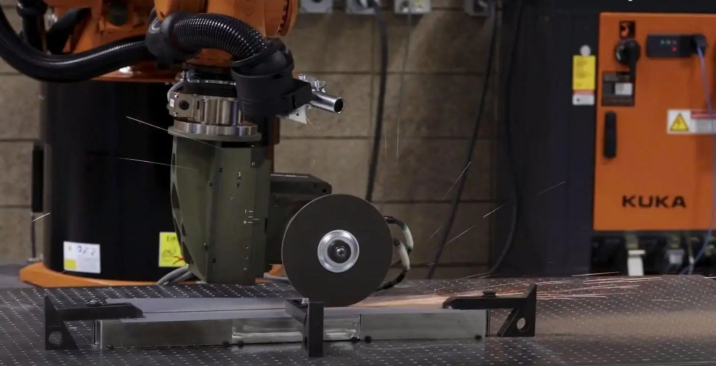 Cánh tay robot công nghiệp tích hợp công cụ mài đĩa, giúp loại bỏ ba via và làm nhẵn chi tiết kim loại hiệu quả