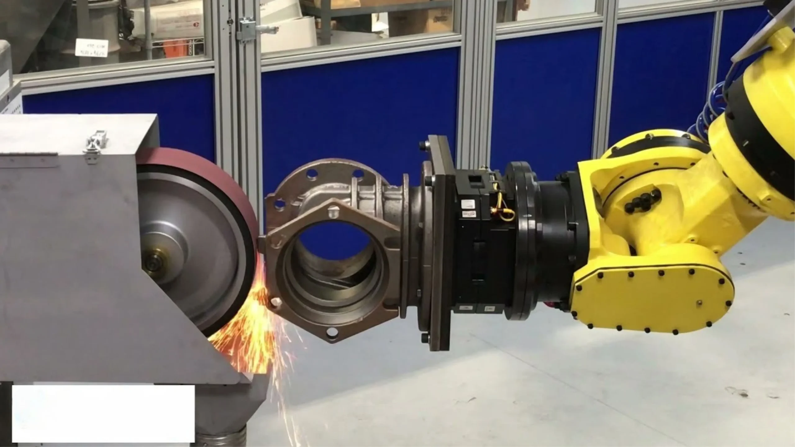 Phân biệt mài nhẵn và mài thô trong ứng dụng robot mài tự động 4 Cánh tay robot đang thực hiện mài thô (Rough Grinding) để loại bỏ cổng đúc (gate) của chi tiết kim loại