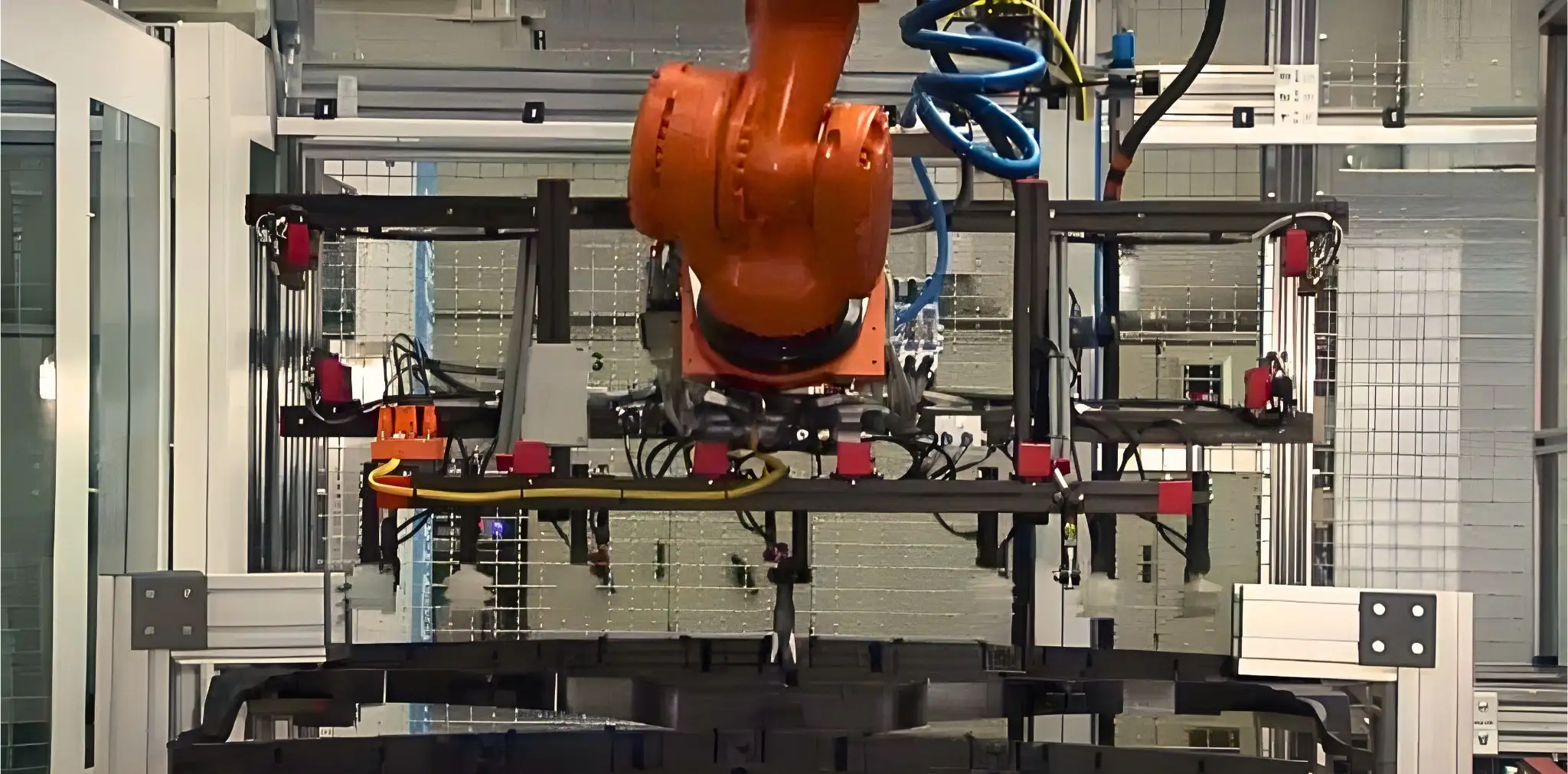 Cánh tay robot di chuyển sản phẩm trong dây chuyền ép nhựa