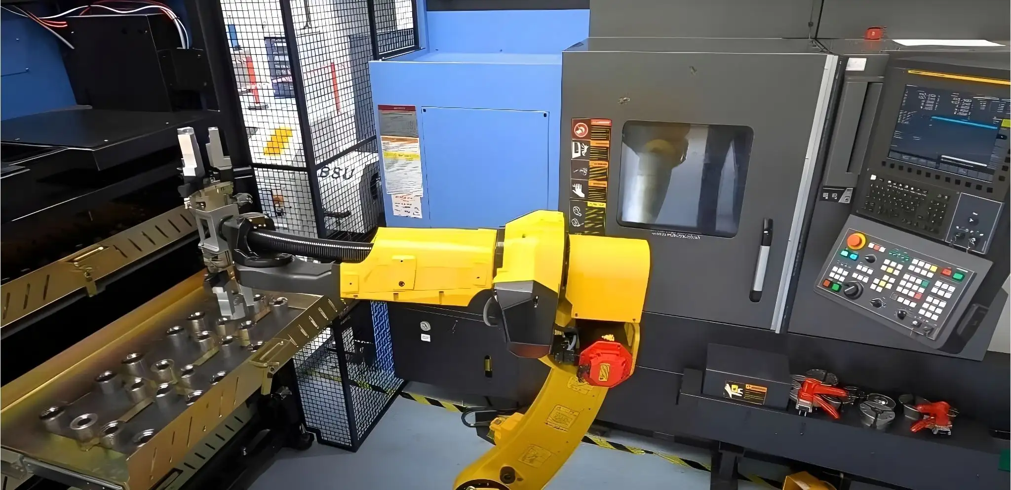 Cánh tay robot định vị phôi chuẩn bị đưa vào máy CNC để bắt đầu gia công