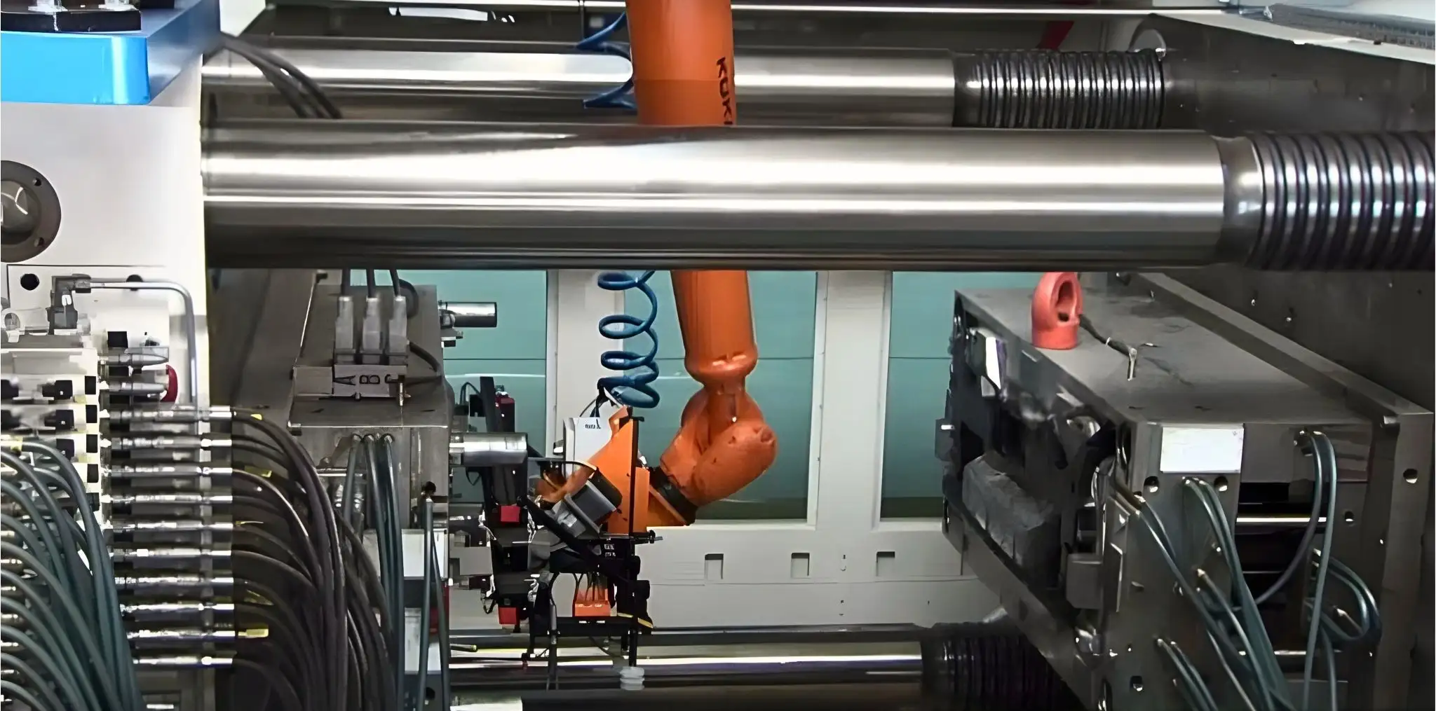 Ứng dụng robot vào quy trình ép nhựa trong sản xuất công nghiệp