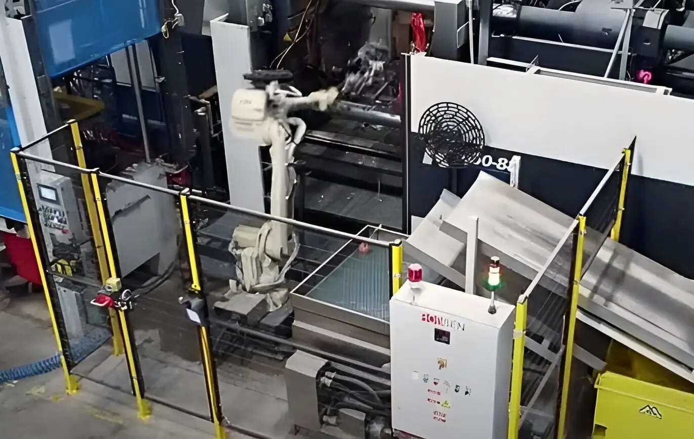 Hệ thống robot gắp sản phẩm kết hợp băng tải và tường rào an toàn