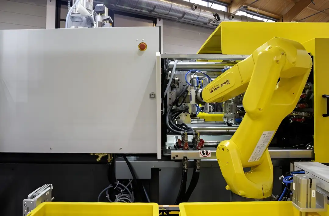 Cách vận hành robot với máy ép nhựa công nghiệp hiệu quả 2 Robot FANUC LR Mate thực hiện lấy sản phẩm trực tiếp từ khuôn máy ép nhựa