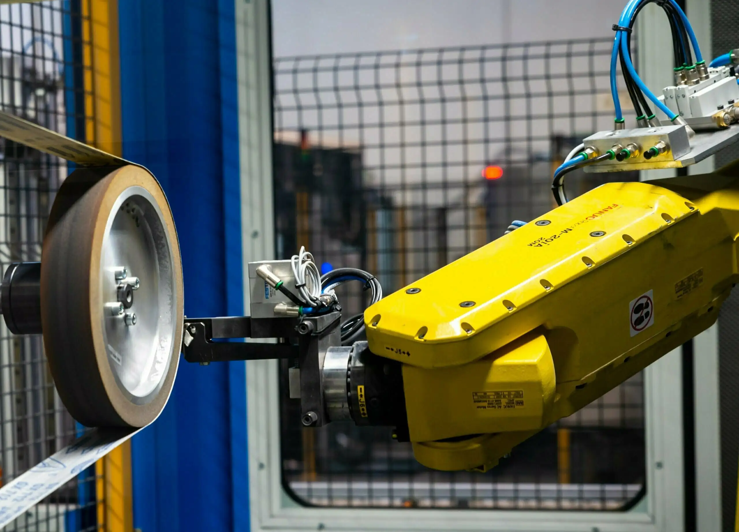 Robot cắt gọt và hoàn thiện sản phẩm sau rèn, mang lại bề mặt nhẵn mịn và đồng đều hơn