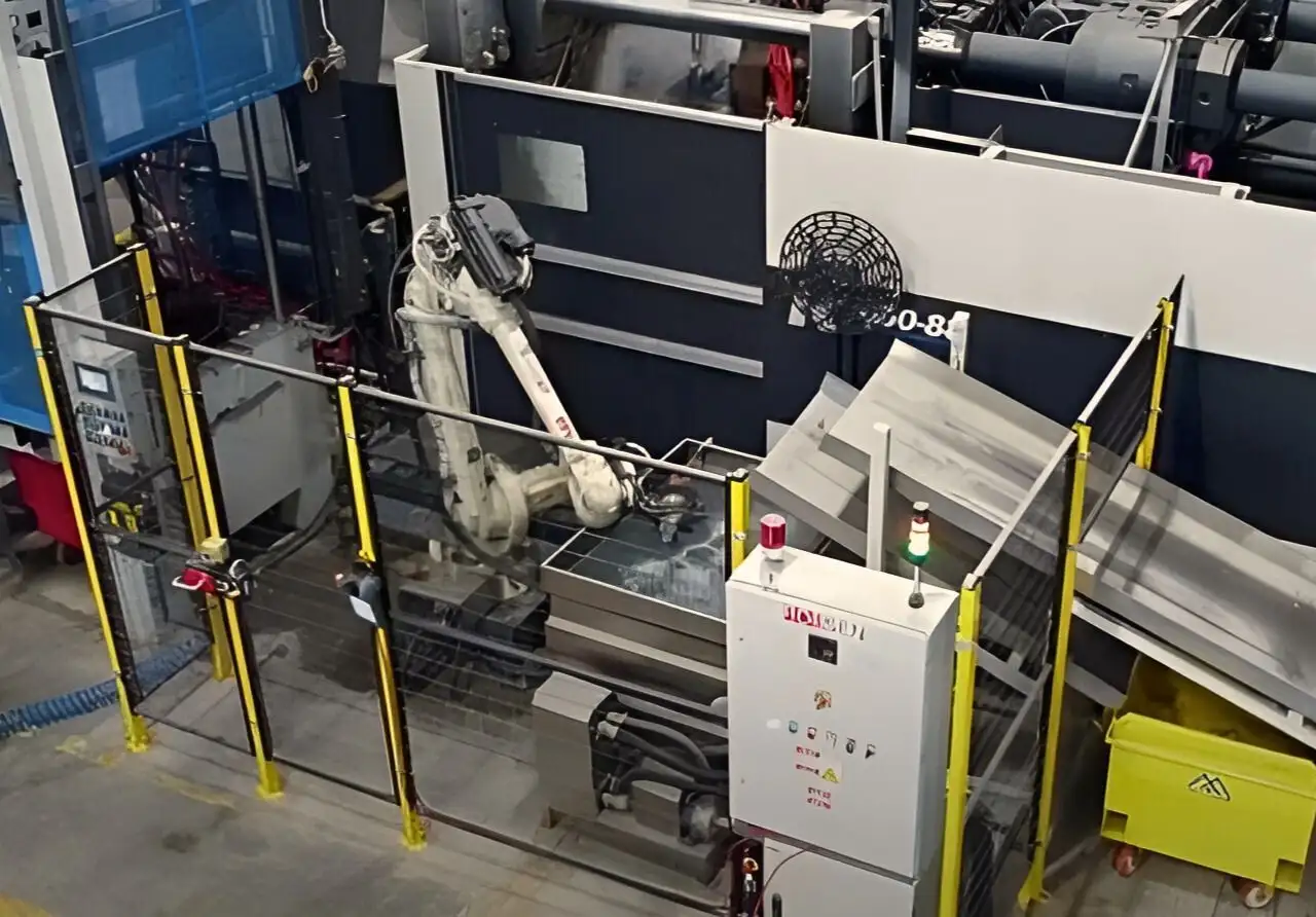 Robot công nghiệp ABB gắp sản phẩm nhôm vừa đúc xong và đưa vào bể nước để làm nguội nhanh