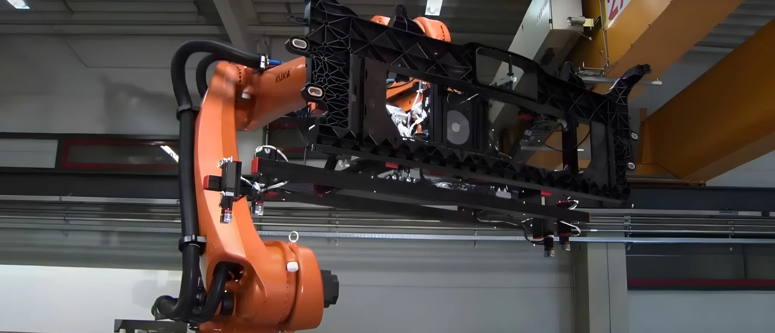 Robot công nghiệp nâng hạ sản phẩm nhựa cỡ lớn