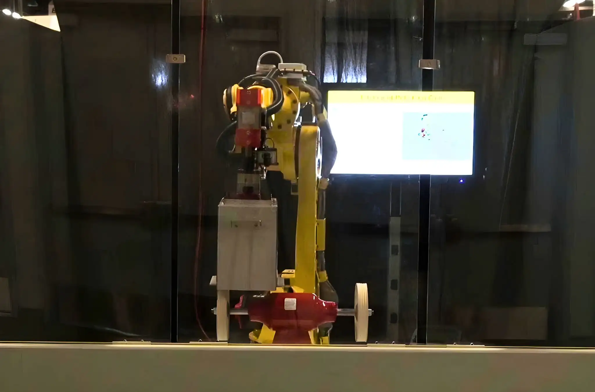 Robot công nghiệp thực hiện quá trình đánh bóng bề mặt sản phẩm