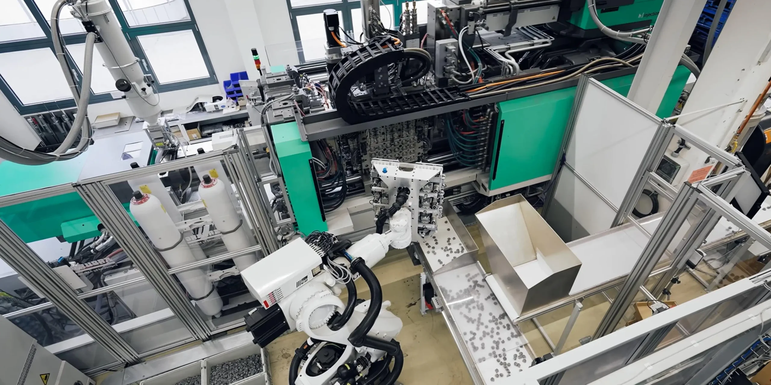 Robot được lập trình thực hiện thao tác lấy sản phẩm từ cụm khuôn ép phun