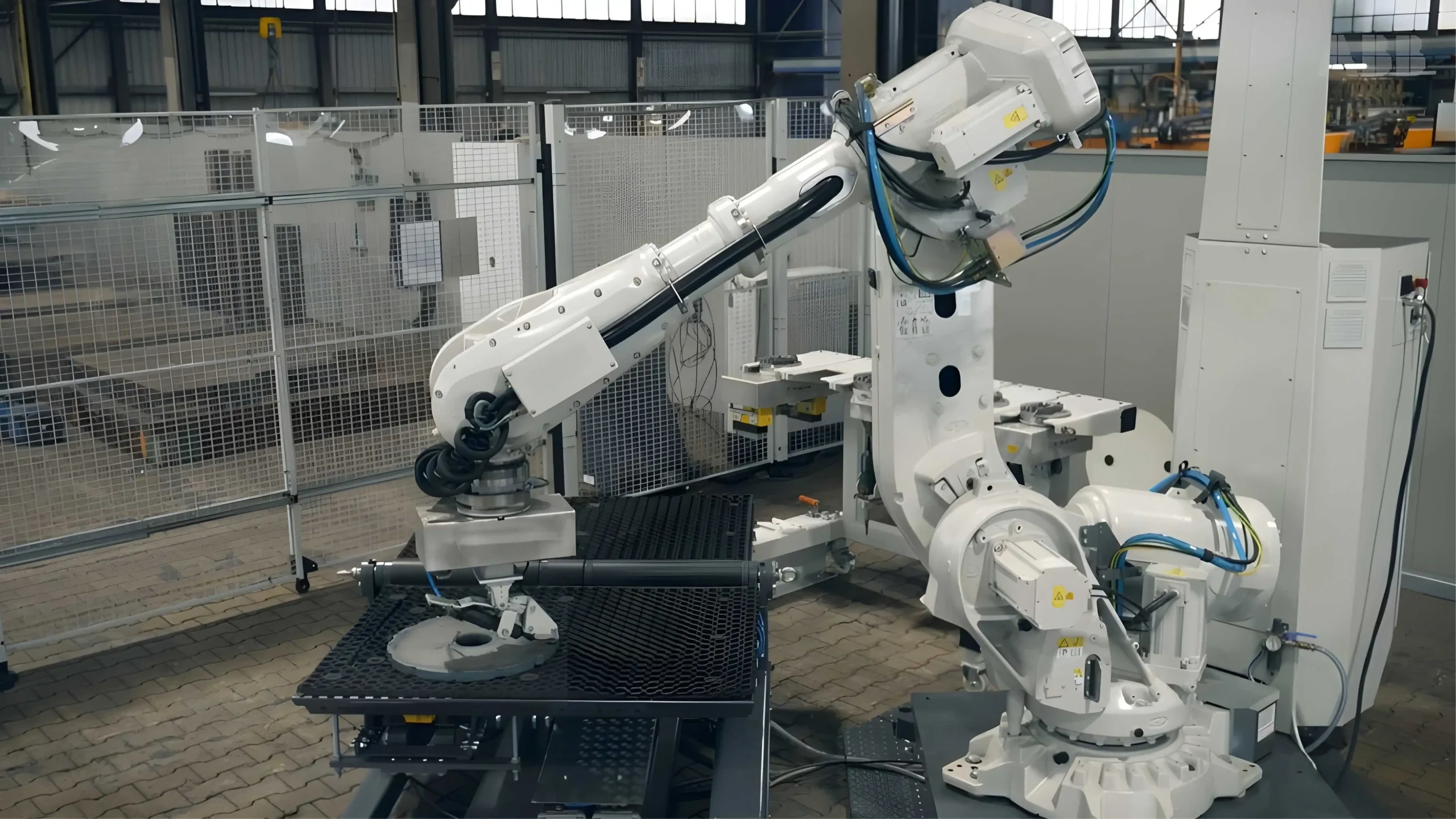 Tính ứng dụng robot mài công nghiệp trong sản xuất hàng loạt 4 Robot mài chi tiết kim loại trong dây chuyền sản xuất tự động