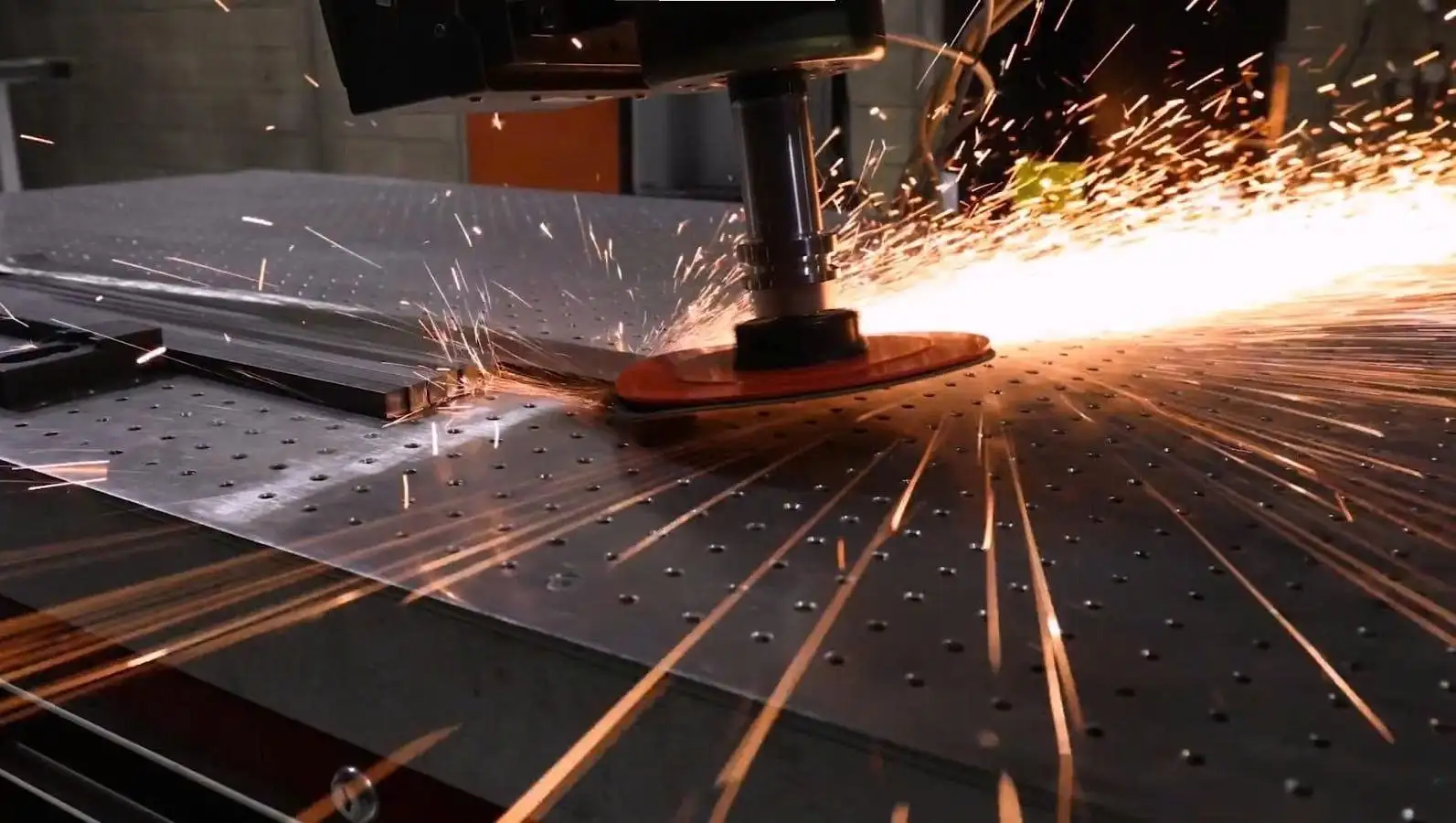 Robot mài nhẵn kim loại với công cụ mài tốc độ cao, loại bỏ ba via và cải thiện độ nhẵn bóng bề mặt sản phẩm