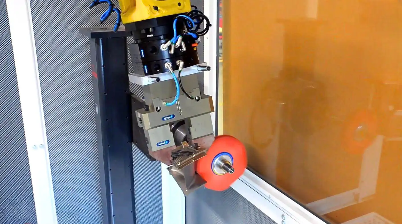 Tại sao ứng dụng robot mài nhẵn sản phẩm lại quan trọng? 5 Robot mài nhẵn sử dụng bánh mài chuyên dụng để đánh bóng bề mặt chi tiết