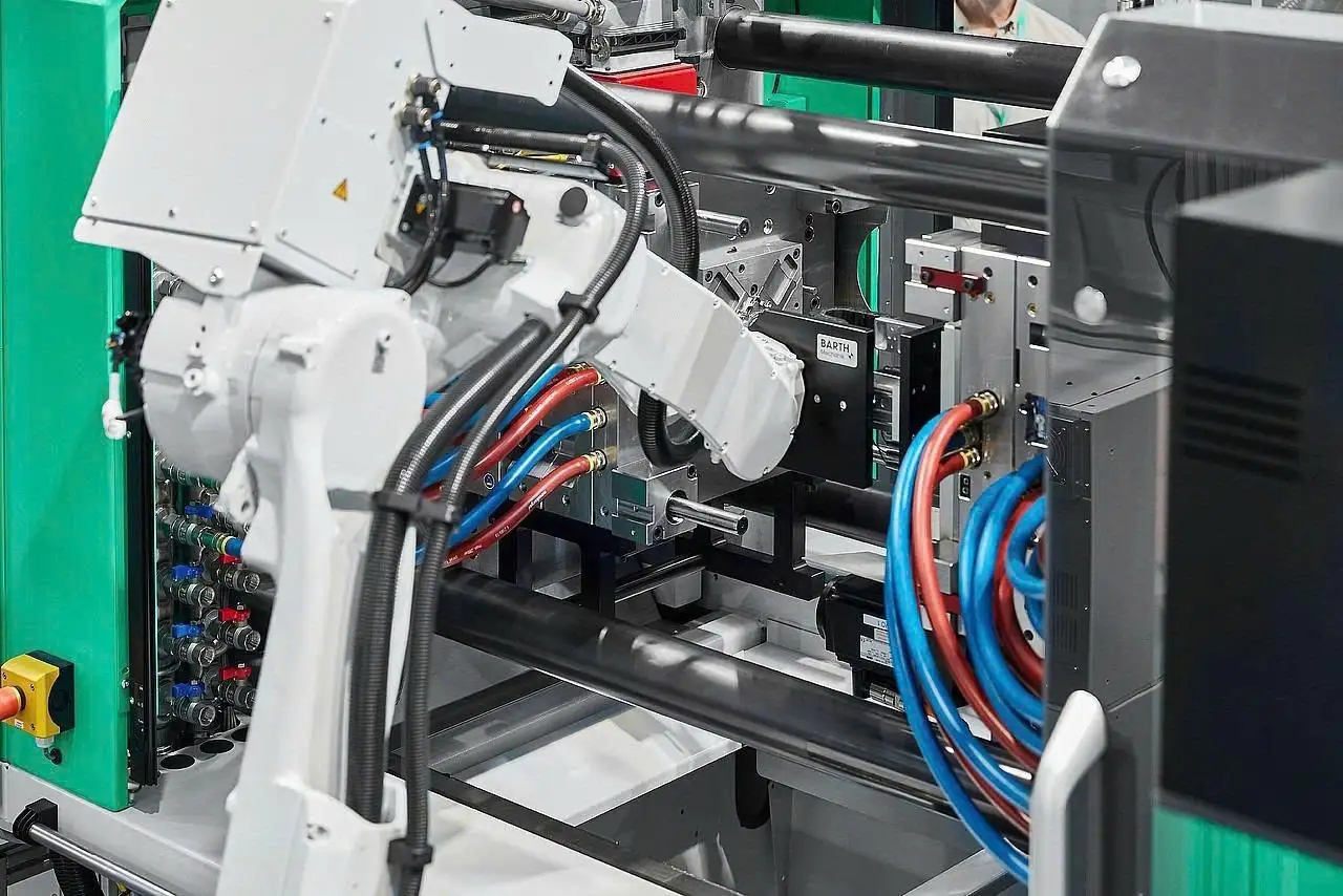 Tại sao doanh nghiệp nên đầu tư vào robot với máy đúc nhựa