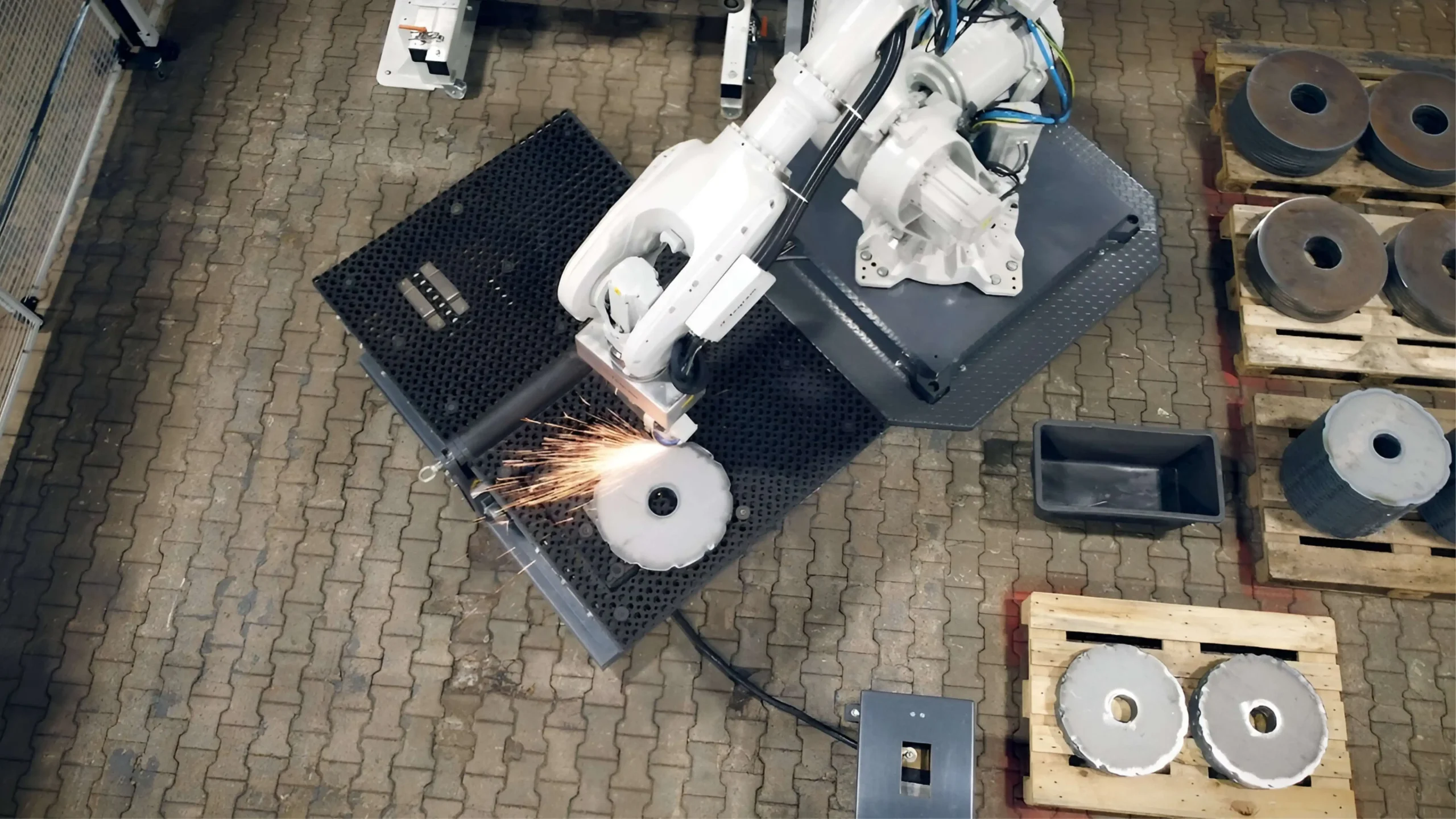 Tính ứng dụng robot mài công nghiệp trong sản xuất hàng loạt