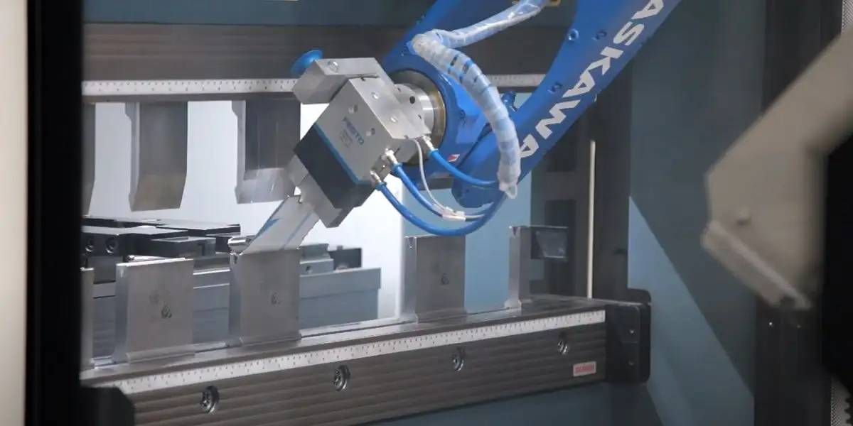 Cận cảnh phôi kim loại được đưa vào máy dập