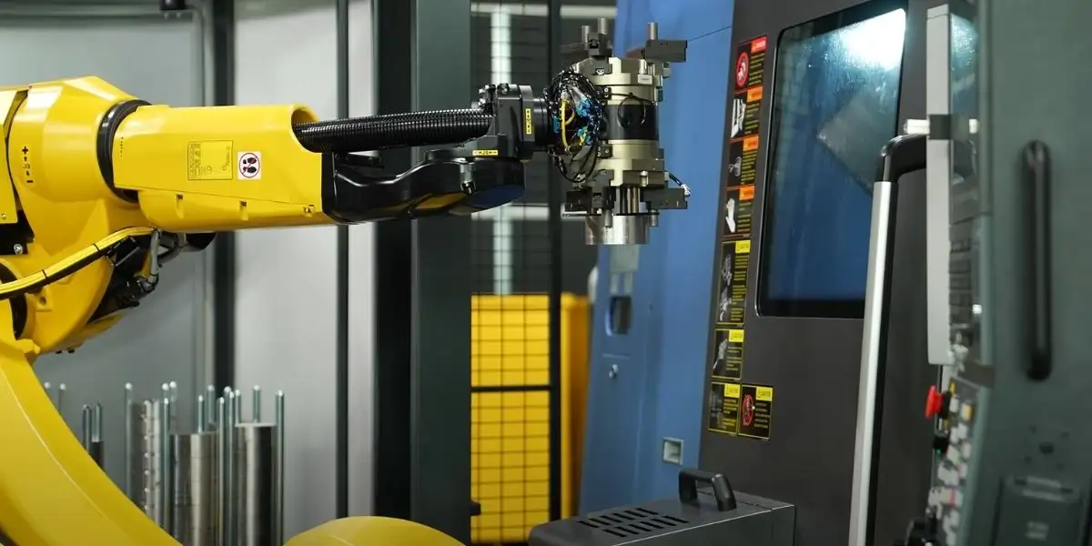 Cận cảnh robot cấp phôi đưa vào máy CNC