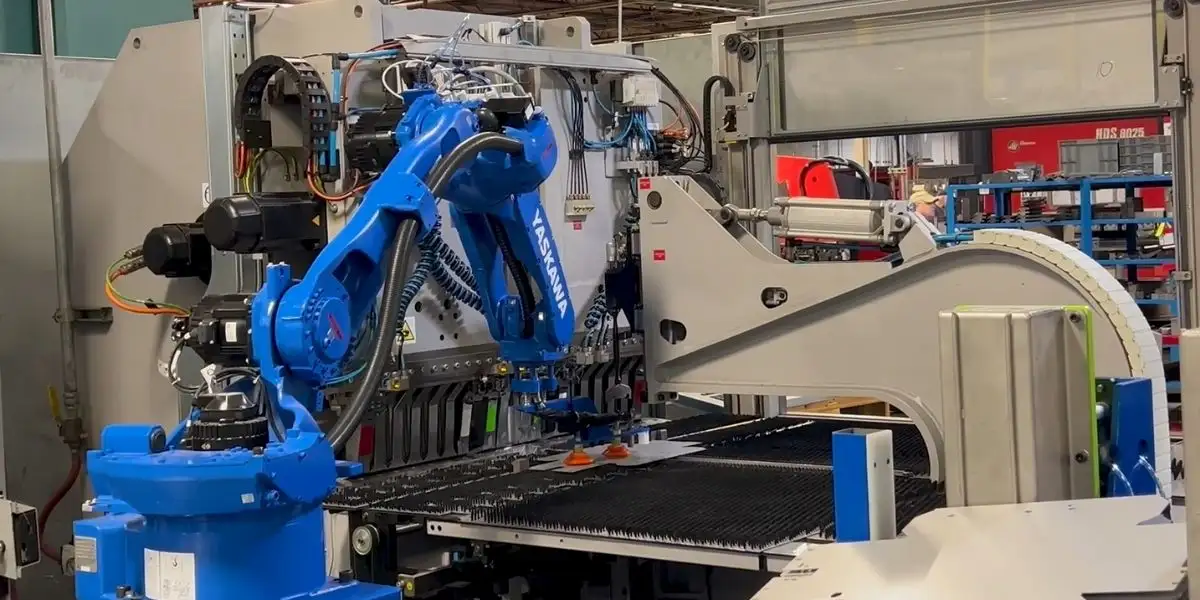 Cánh tay robot đưa phôi vào máy dập kim loại