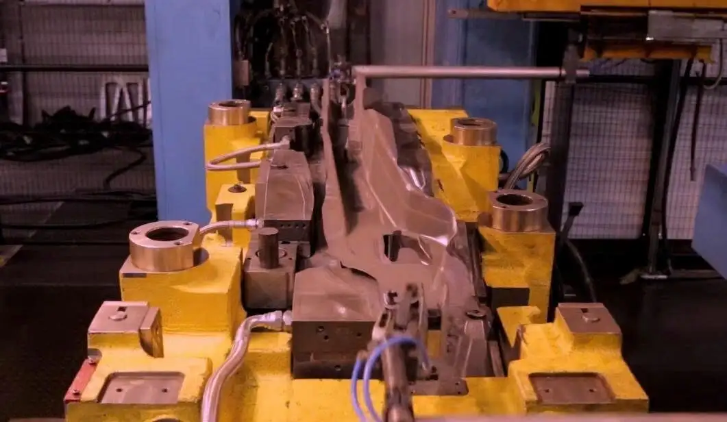 So sánh dập kim loại nóng và lạnh: Lựa chọn phương pháp phù hợp cho doanh nghiệp