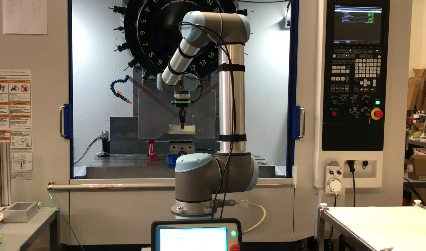 Ứng dụng robot công tác cho máy CNC, máy công nghiệp năm 2025