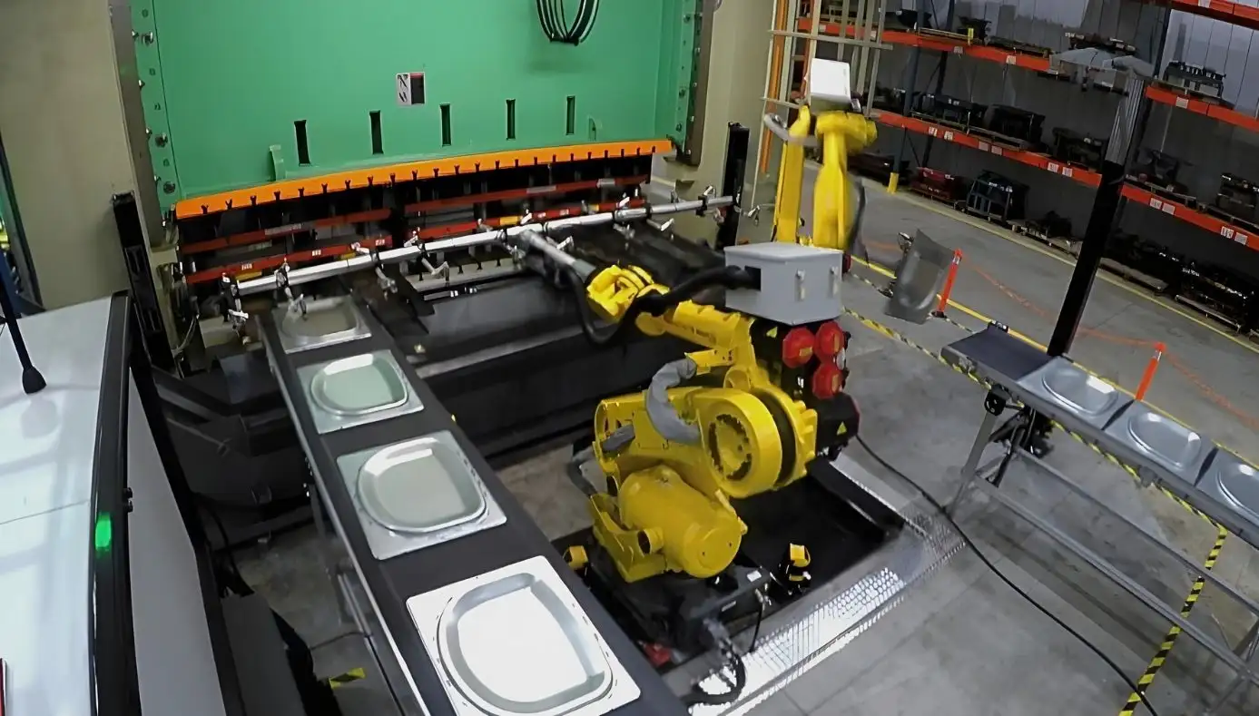 Sự khác biệt giữa dập kim loại so với đúc khuôn và ứng dụng của robot trong ngành