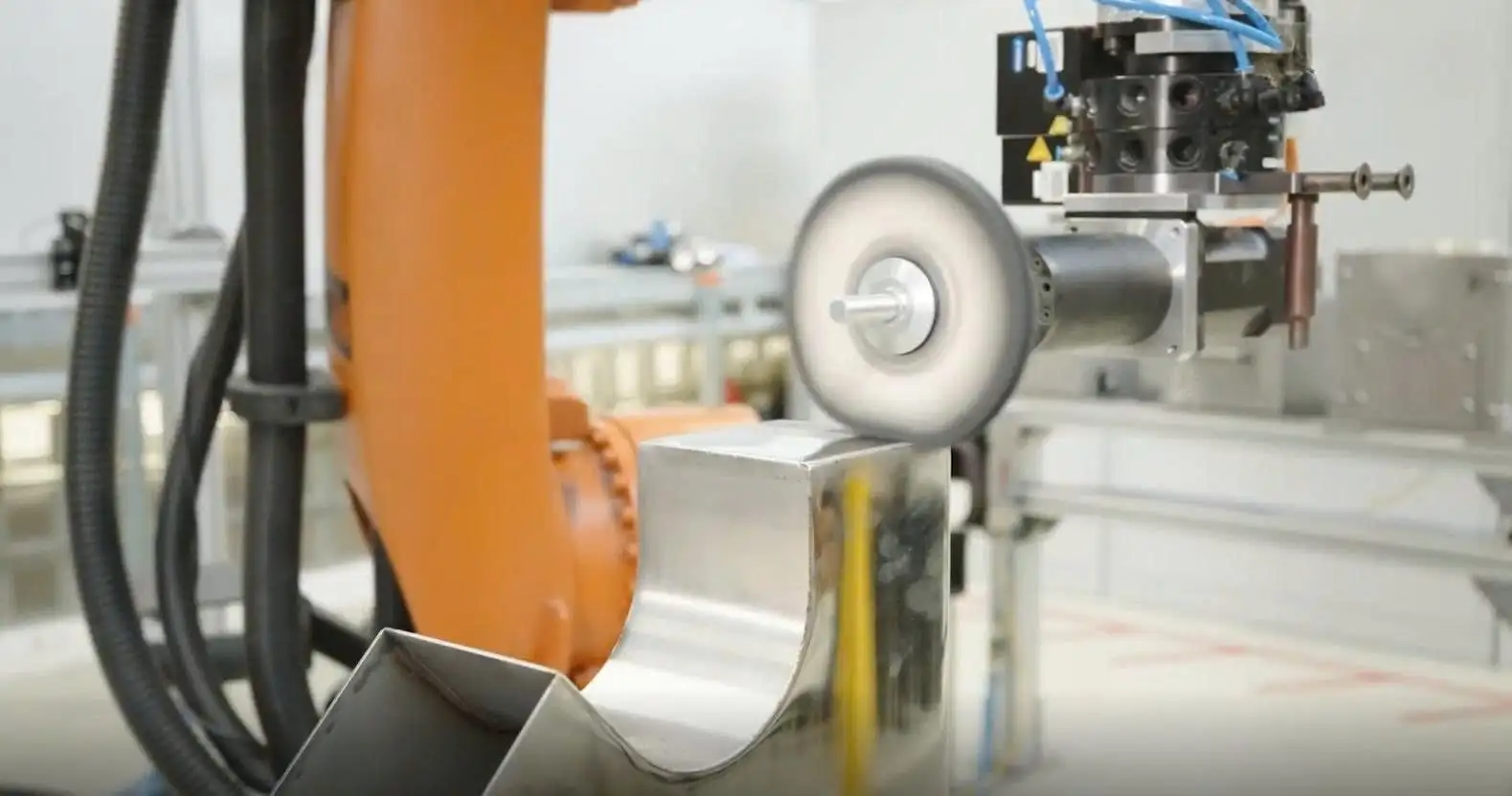 Hệ robot đánh bóng và các giải pháp sáng tạo của Robotnext 4 Hệ thống robot tích hợp chổi đánh bóng chuyên dụng, xử lý bề mặt kim loại phức tạp với độ chính xác và độ bóng vượt trội