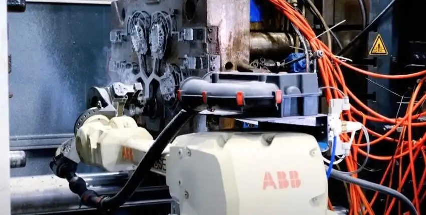 Robot ABB tự động gắp và lấy sản phẩm ra khỏi máy đúc khuôn áp lực nhôm, giúp tăng tốc độ chu kỳ sản xuất và đảm bảo an toàn tuyệt đối cho công nhân.