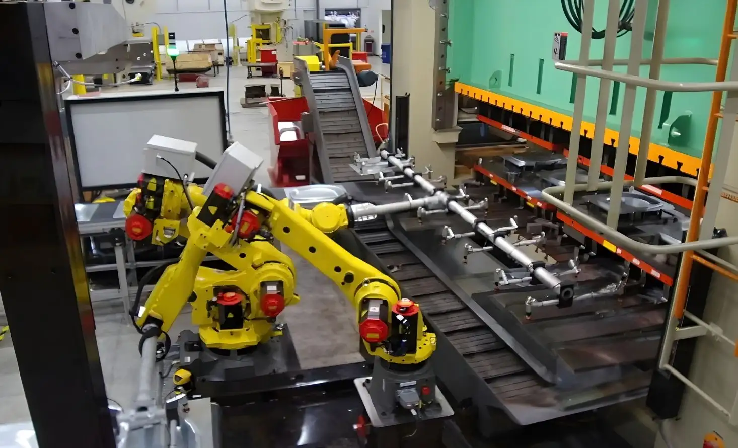 Robot công nghiệp cấp phôi cho máy dập nguội, giúp tăng tốc độ sản xuất, đảm bảo độ chính xác và đồng đều của chi tiết kim loại